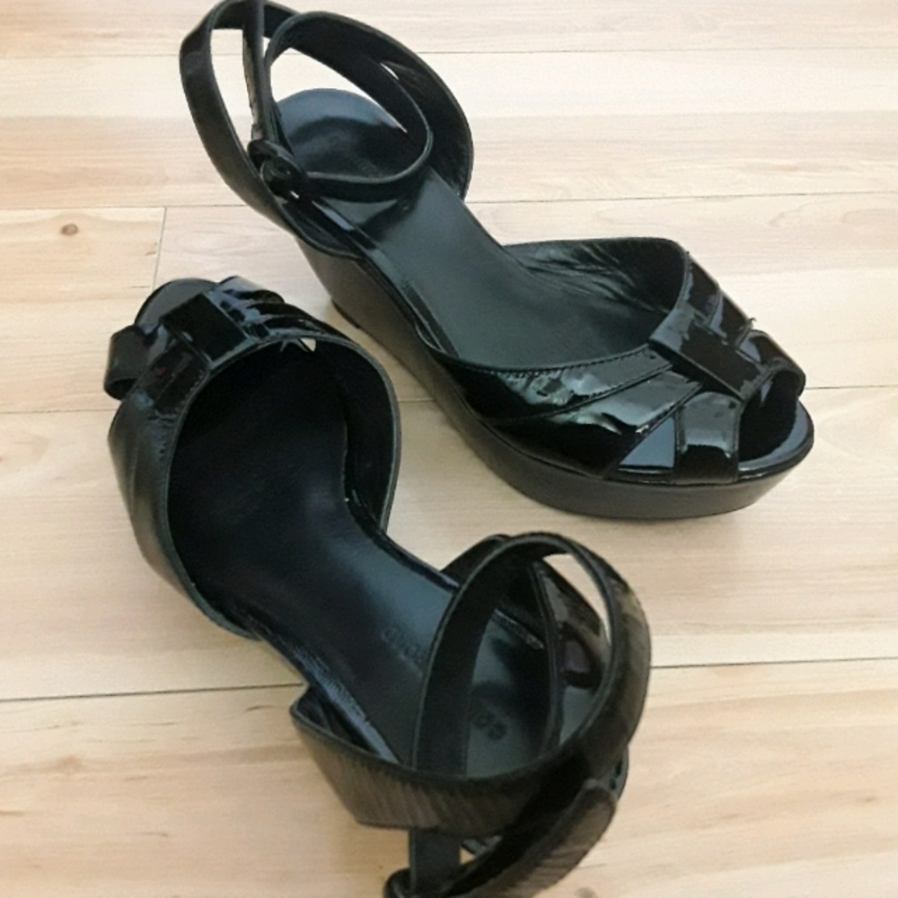 BLACK PATENT LEATHER PLATFORM HEELS